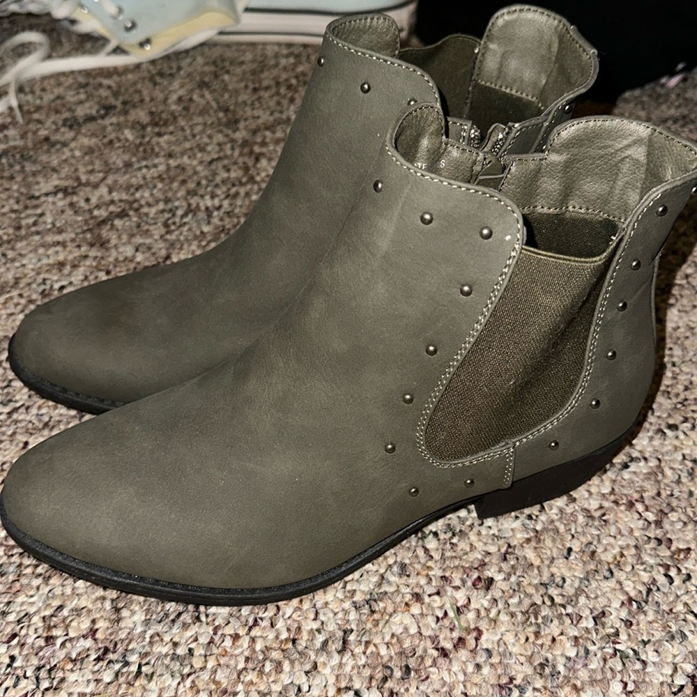 *NWT* Aerocushion Ankle Boots